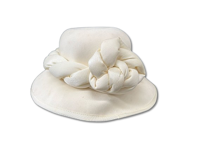 Chap&eacute;u de Cerim&oacute;nia. Chap&eacute;u de cerim&oacute;nia com rosetas com caixa de cart&atilde;o para guardar.N&atilde;o tem 