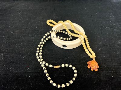Conjunto de 2 Colares e uma Pulseira. Conjunto composto por duas unidades de colares e uma 