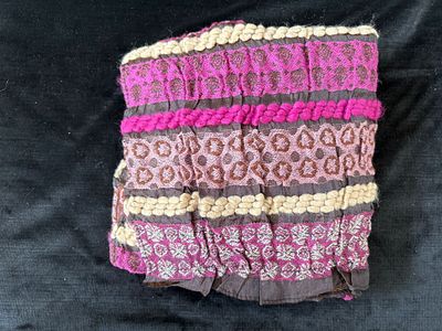 Cachecol sint&eacute;tico com detalhes em l&atilde;. Sinais de uso.