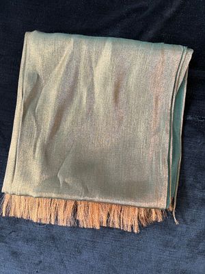 Len&ccedil;o em poli&eacute;ster e viscose . Sinais de uso.