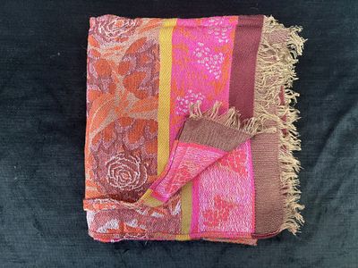 Echarpe Longa com padr&atilde;o fabricado em Fran&ccedil;a em l&atilde;, viscose e seda. Sinais de uso.