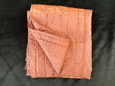 Len&ccedil;o em poli&eacute;ster e seda. Sinais de uso.