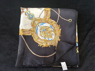 Len&ccedil;o 100% poli&eacute;ster fabricado em It&aacute;lia com padr&atilde;o escoras. Sinais de uso.