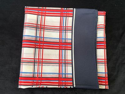 Len&ccedil;o 100% poli&eacute;ster com padr&atilde;o. sinais de uso.