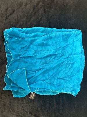 Len&ccedil;o em 100% seda fabricado em Fran&ccedil;a. Sinais de uso.