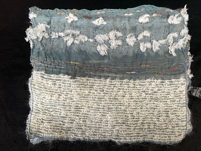 Cachecol fabricado em Fran&ccedil;a em L&atilde;. Mohair e seda. Sinais de uso.