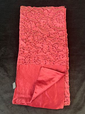 Len&ccedil;o em seda e viscose com bordados. Sinais de uso.