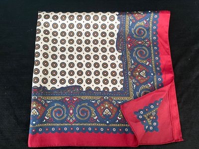 Len&ccedil;o 100% poli&eacute;ster com padr&atilde;o. Sinais de uso.