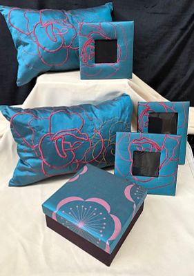 Conjunto Artigos Decora&ccedil;&atilde;o. Conjunto composto por 2 unidades de almofadas em seda natural com 