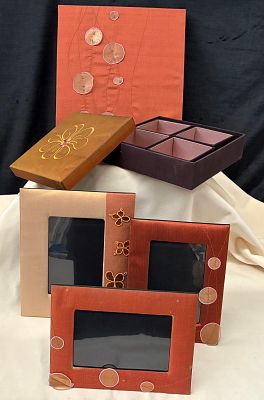 Artigos de Decora&ccedil;&atilde;o. Conjunto composto por quadro decorativo em seda natural para coloca&ccedil;&atilde;o &agrave; 