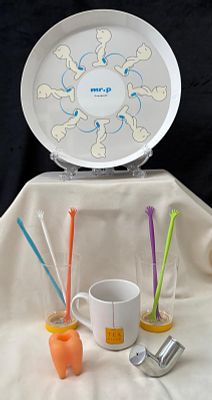 Artigos de Cozinha. Conjunto composto por uma unidade de tabuleiro em pl&aacute;stico, duas unidades de 