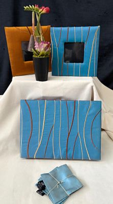 Artigos de Decora&ccedil;&atilde;o. Conjunto composto por uma unidade de caixa para joias em seda natura, duas 