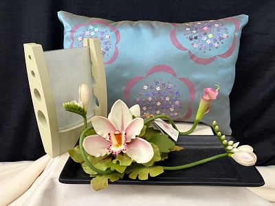 Artigos de Decora&ccedil;&atilde;o. Conjunto composto por uma almofada decorativa em seda natural com 