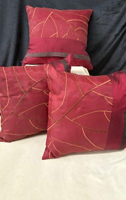 Artigos de Decora&ccedil;&atilde;o. Conjunto composto por 3 unidades de almofadas decorativas em seda natural 
