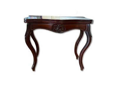 Gaming Table. Game table in mahogany wood, with carving. When open, it has a red cloth and 