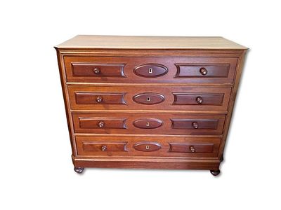 Chest of Drawers. Antique walnut wood chest of drawers. With 4 large drawers. In excellent 