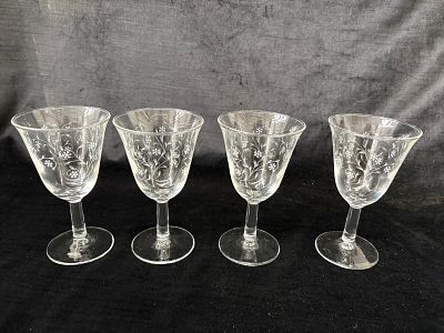 Set 4 Glasses. Set of 4 vintage wine glasses. Signs of use.
