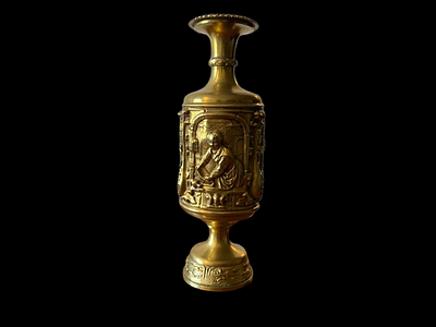 Vase. Bronze vase with high relief motifs. 
French. 
Sec. XIX.