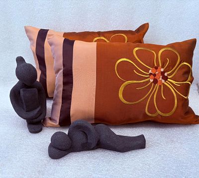 Decorative Cushions & Statues. Set comprising two decorative cushions in natural silk with plush 