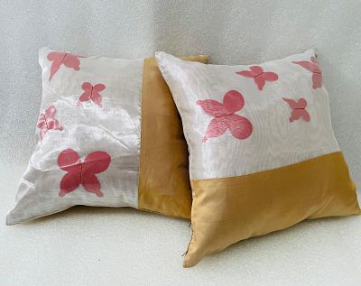 Decorative Cushions. Set comprising 2 decorative cushions in natural silk with plush filling.