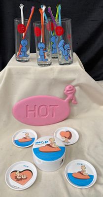 Kitchen Items. Set consisting of 4 tall glass tumblers, straws for stirring drinks, a trivet 