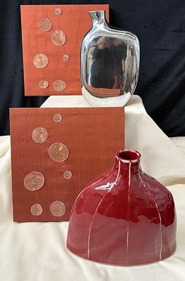 Decorative Items. Set consisting of two decorative silk frames and two decorative ceramic vases. 