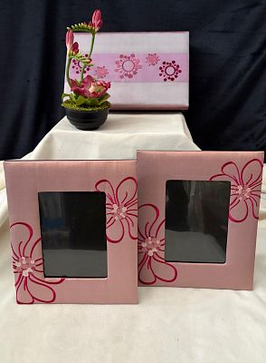 Decorative Items. Set consisting of one natural silk jewelry box, two natural silk photo frames 