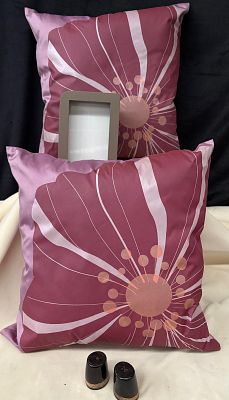 Decorative Items. Set consisting of two decorative cushions in natural silk with plush filling. 