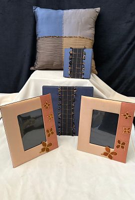 Decorative Items. Set consisting of one natural silk cushion with plush filling. Two wooden 