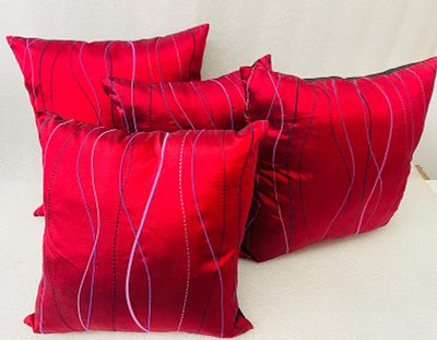 Decorative Cushions. Set comprising 4 decorative cushions filled with plush.