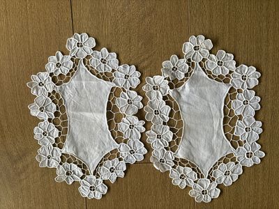 Conjunto de 2 Naprons em Linho. Set consisting of 2 linen napkins. Signs of use.