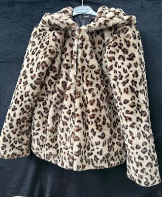 Tiger Fur. Tiger print fur hooded coat from the brand Formula Jovem, size 36. In excellent condition.