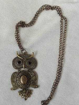 Necklace. Gold-tone metal necklace in the shape of an owl. Vintage. Signs of wear.