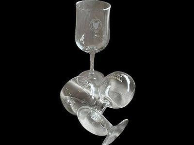 Set of 3 Glasses. Set consisting of 3 glass glasses, one for table wine and two for Port wine 
