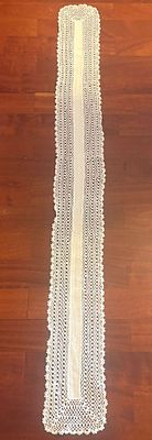 Table Runner. Handmade linen and lace table runner. Rectangular shape. Signs of use.