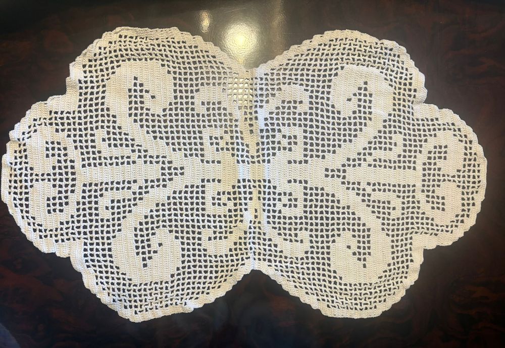 Lace Cloths. Handmade lace cloth, oval-shaped. Signs of use.