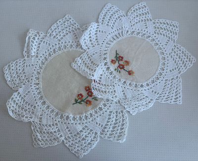 Linen and Lace Cloths. Linen cloths with circular embroidery and lace. Handmade. Signs of use.