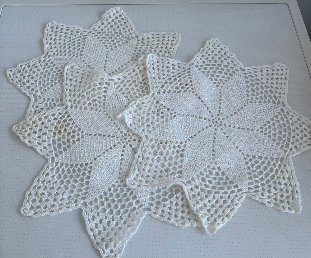 Lace Cloths. Set consisting of 3 circular lace cloths with floral motifs. Signs of use. Dia 35cm