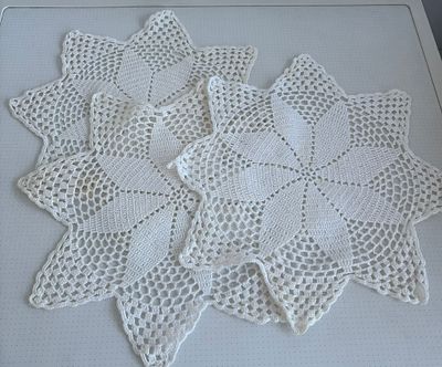 Lace Cloths. Set consisting of 3 circular lace cloths with floral motifs. Signs of use. Dia 35cm