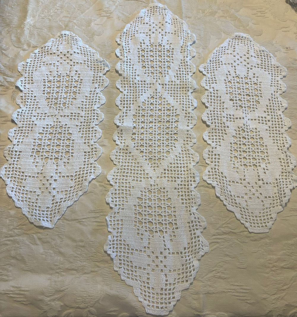 Panos em Renda. Conjunto de 3 panos em renda . Sinais de uso.