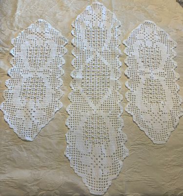 Panos em Renda. Conjunto de 3 panos em renda . Sinais de uso.