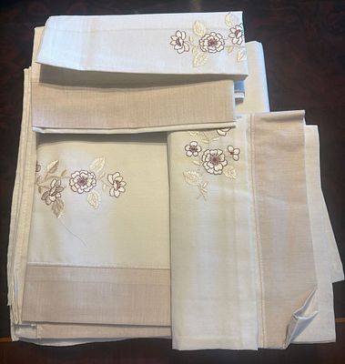 Sheets. Set consisting of a top sheet, fitted sheet and two pillowcases (67*48cm) with floral 