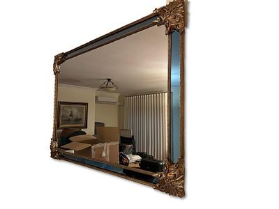 Mirror. Decorative cast of classic style wall molded in a golden color. Sinais de use.
