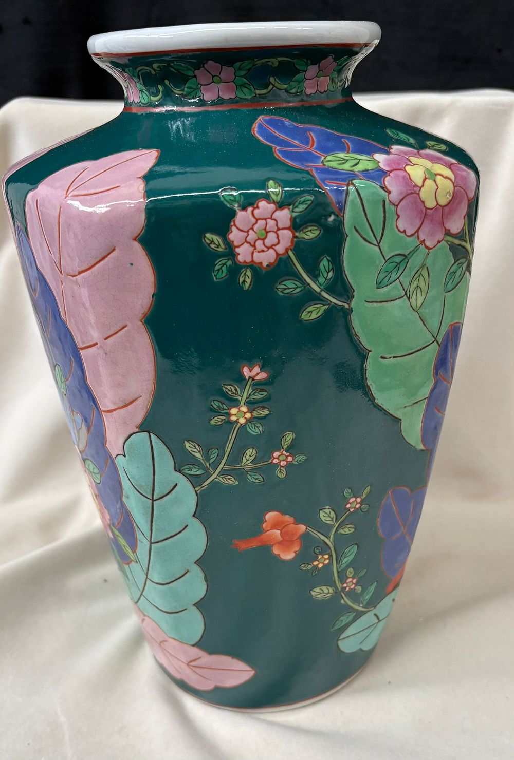Porcelain Vase. Porcelain vase with floral motifs. Signs of use.