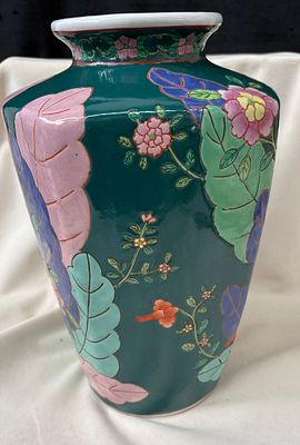 Porcelain Vase. Porcelain vase with floral motifs. Signs of use.