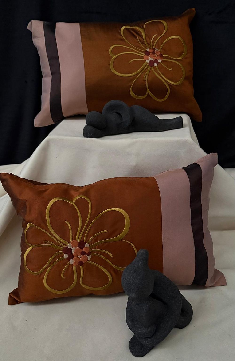 Decorative Items. Set consisting of two natural silk cushions with plush filling. Two volcanic 