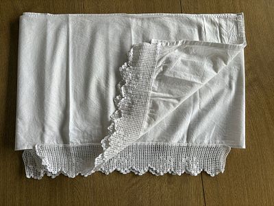 Long Napron in Linen and Lace. Long linen and lace wrap. Signs of wear.