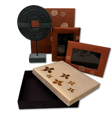 Decorative Items. Set consisting of 1 circular volcanic stone figurine, 1 decorative frame for 