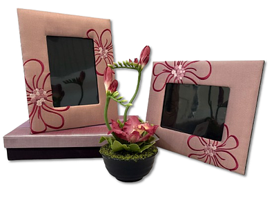Decorative Items. Set comprising a natural silk jewelry box with embroidered lid, 2 natural silk 