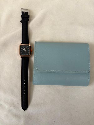 Watch and Wallet. Set consisting of a vintage watch and a coin purse in imitation leather. Signs 